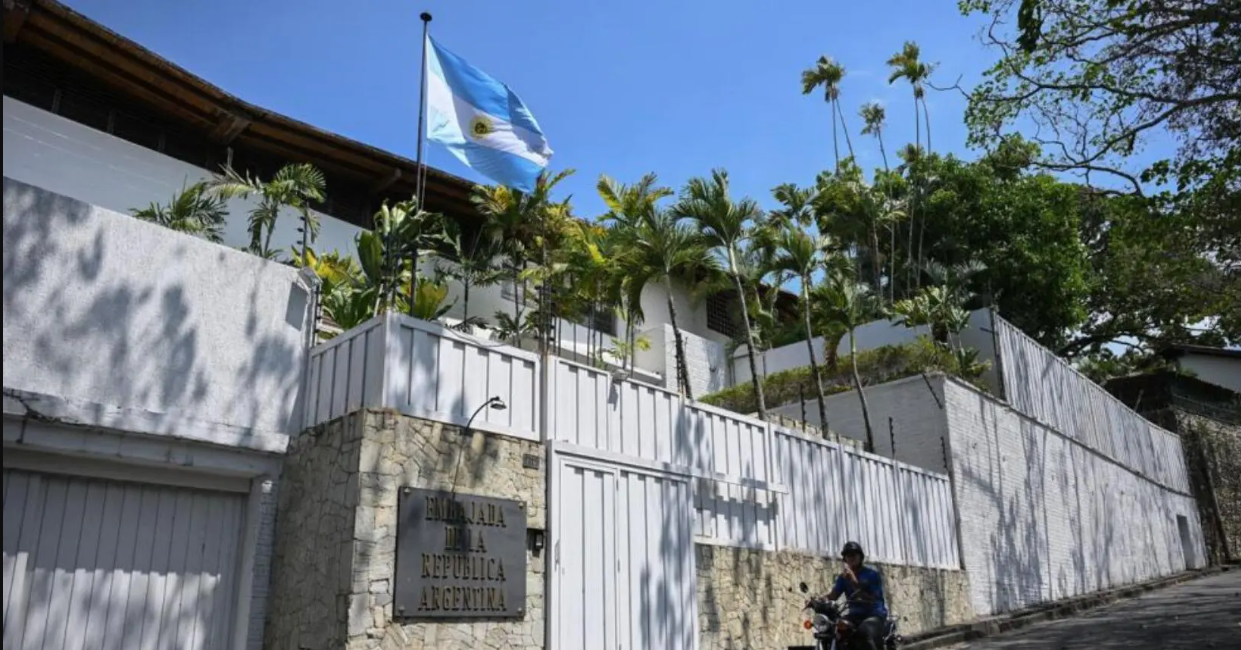 Bloomberg: Rescate de asilados en la embajada Argentina revela ruptura en la seguridad de Maduro