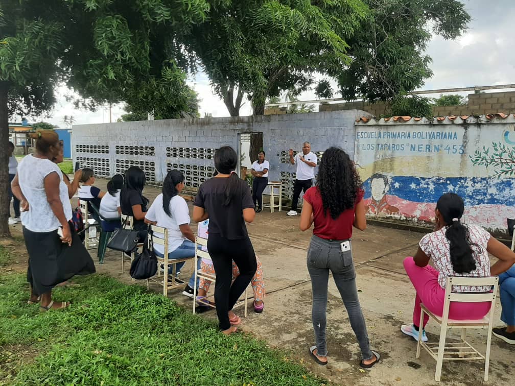 School authorities pretend that children in Falcón attend classes out on the street
