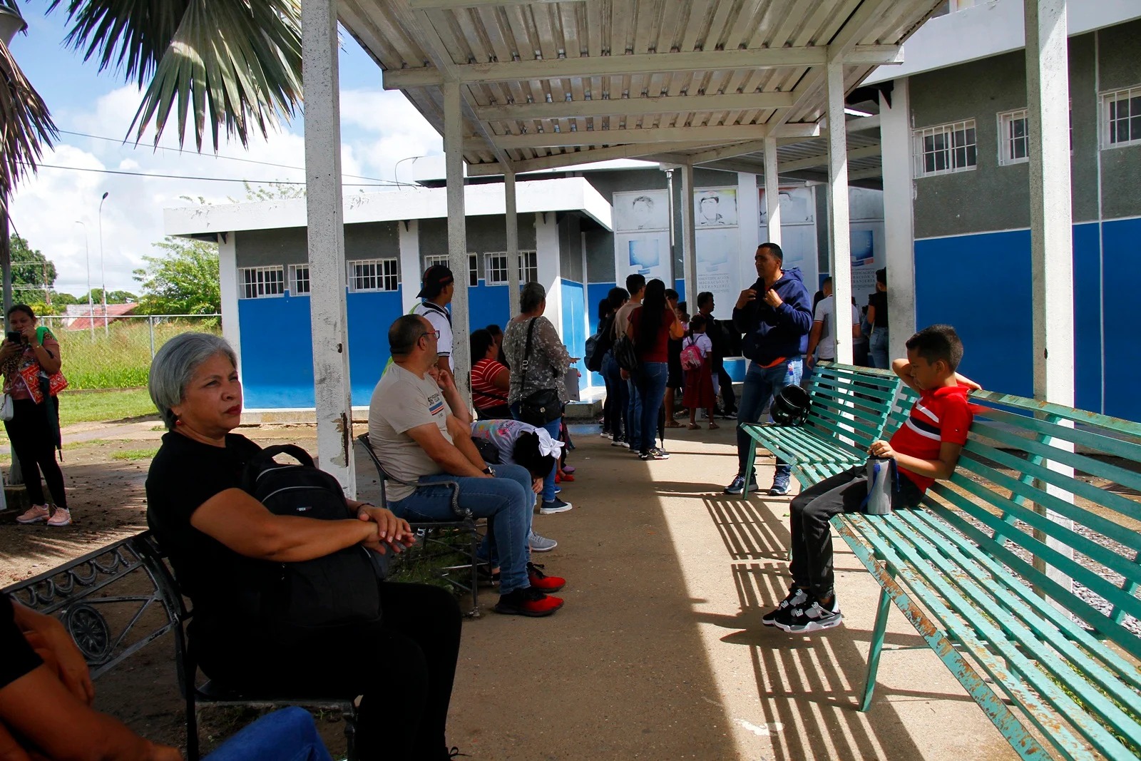 Adultos mayores pasan roncha para sacar la cédula en el Saime de Maturín