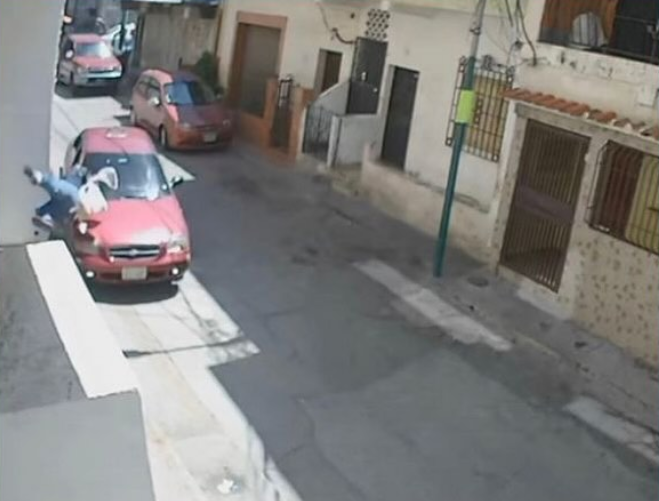Arrolló a un ciudadano en Maiquetía y se dio a la fuga (Imágenes sensibles)