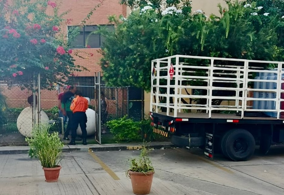 PC Lechería coordina remoción de cilindro comunitario por fuga de gas (Video)