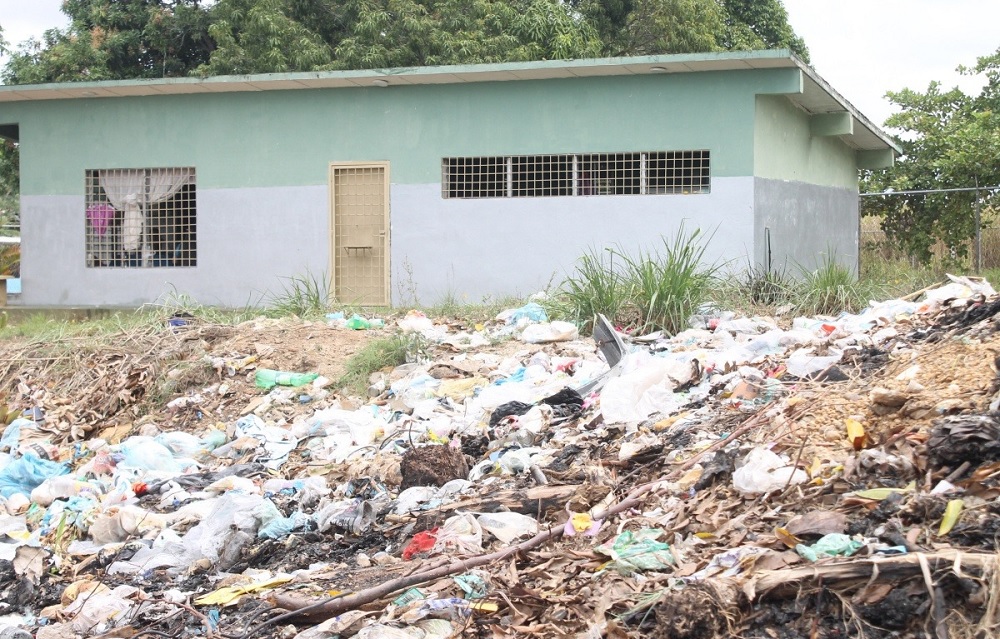 Entre basura y consumidores de droga está un consultorio médico en Maturín