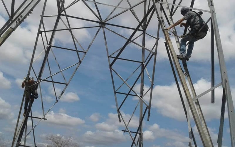 Crisis eléctrica en zona sur de Barcelona tras colapso de torres de transmisión