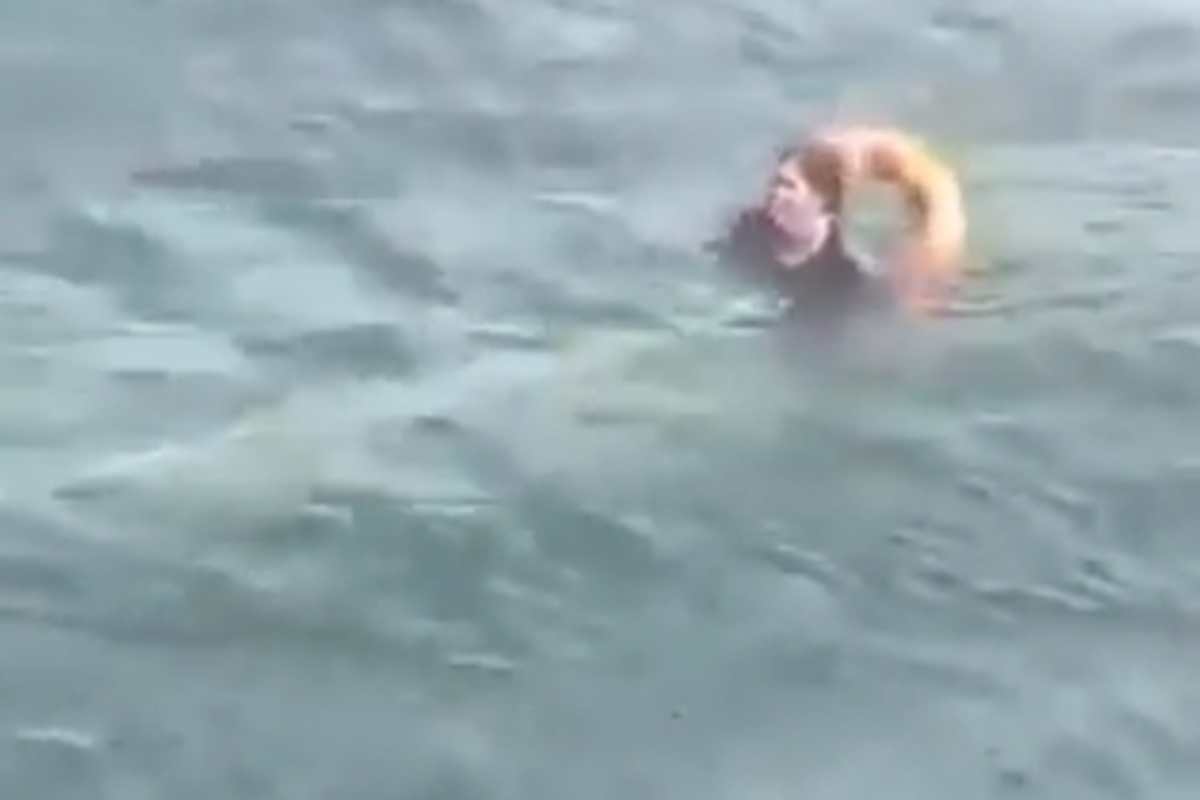 VIDEO: Mujer viajaba en lancha con destino a Araya, naufragó y fue rescatada por la tripulación de un ferry