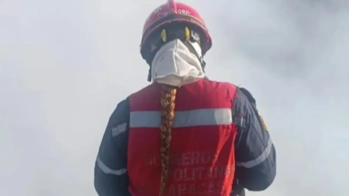 Incendio forestal consumió tres viviendas en la carretera vieja Caracas-La Guaira