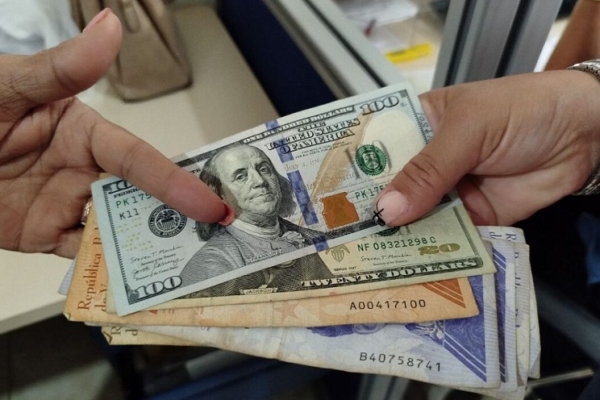 Crisis monetaria: el bolívar se desplomó frente al dólar en abril y el salario sigue estancado desde 2022