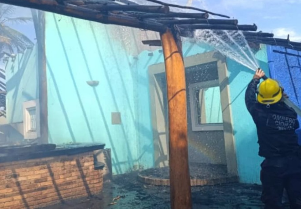 Cortocircuito generó incendio en churuatas del hotel Hesperia en Playa El Agua