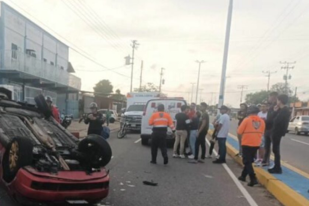 Imágenes sensibles: volcamiento vehicular produjo la muerte de una joven en Pariaguán