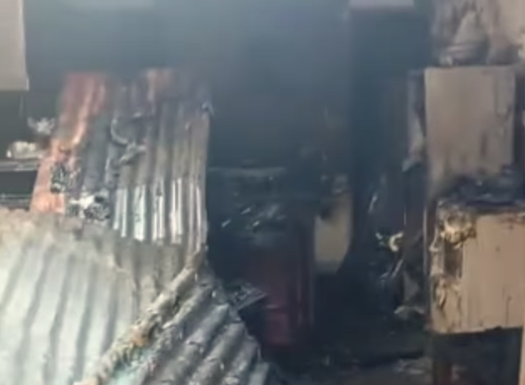 Cortocircuito provocó el incendio de la casa entera de una abuelita en La Guaira (Video)