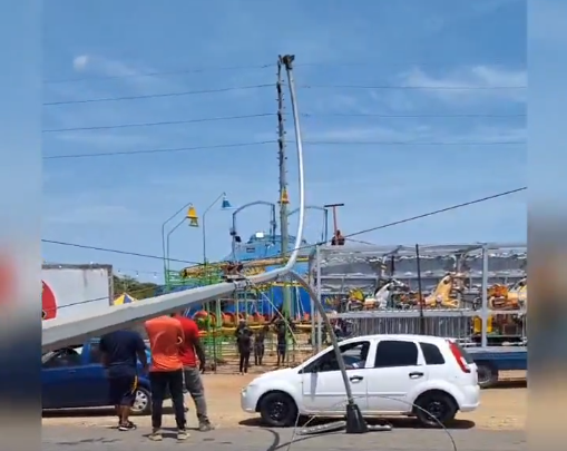 Motorizado resultó lesionado por la caída de un poste en la avenida intercomunal Coro – La Vela