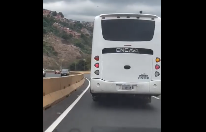 Autobús zigzaguea a exceso de velocidad en la autopista Caracas-La Guaira (Video)