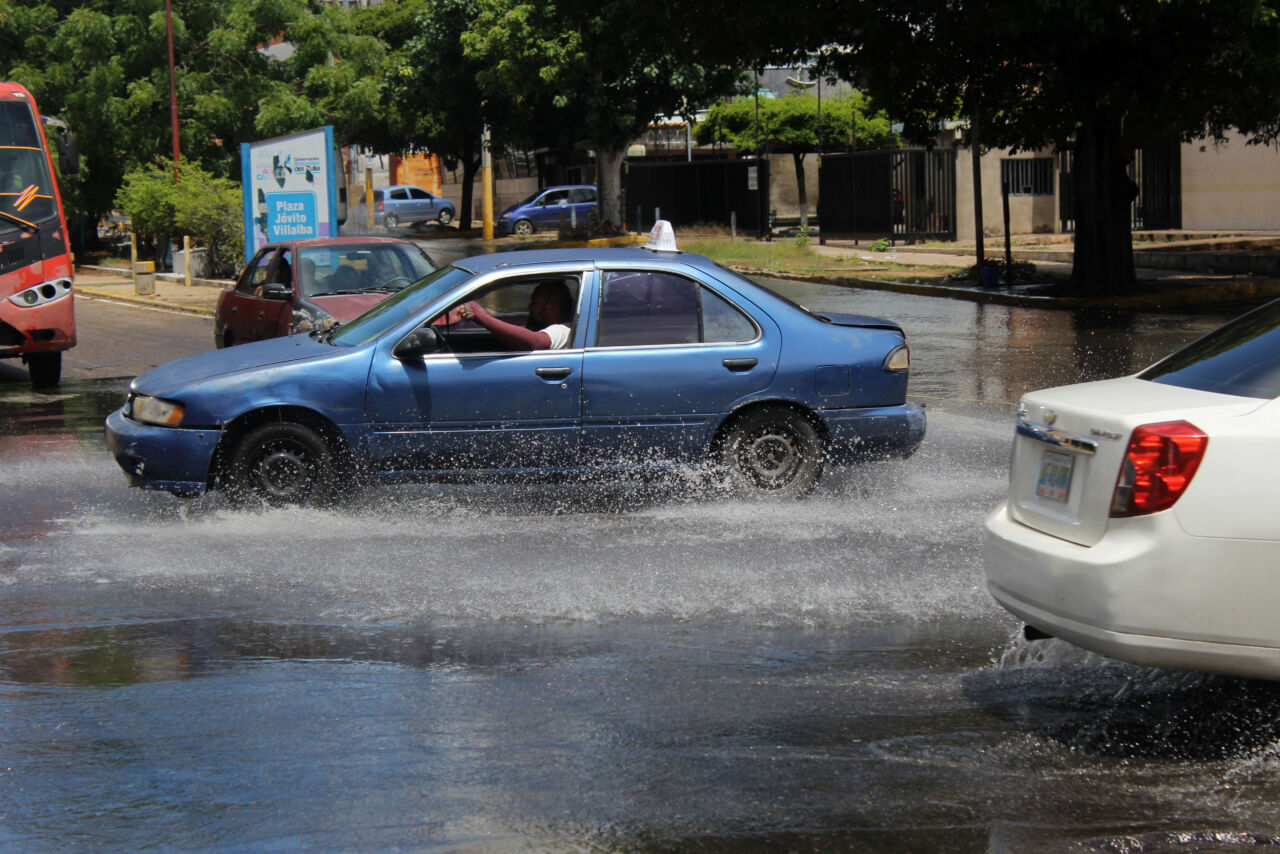El agua se tragó las calles: fuertes lluvias provocaron inundaciones en Maracaibo este #23Abr (Imágenes)