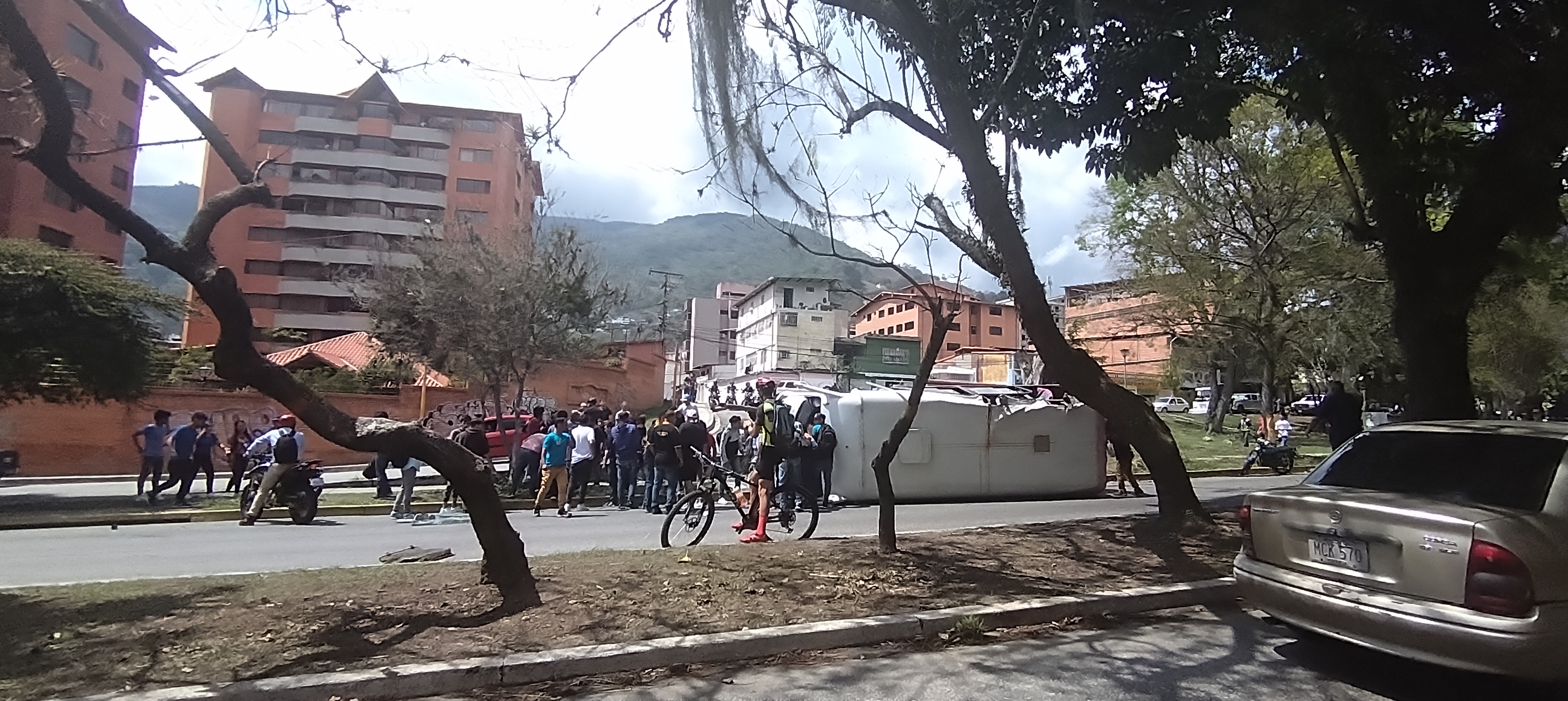 Al menos nueve heridos tras volcar un autobús en la avenida Las Américas en Mérida