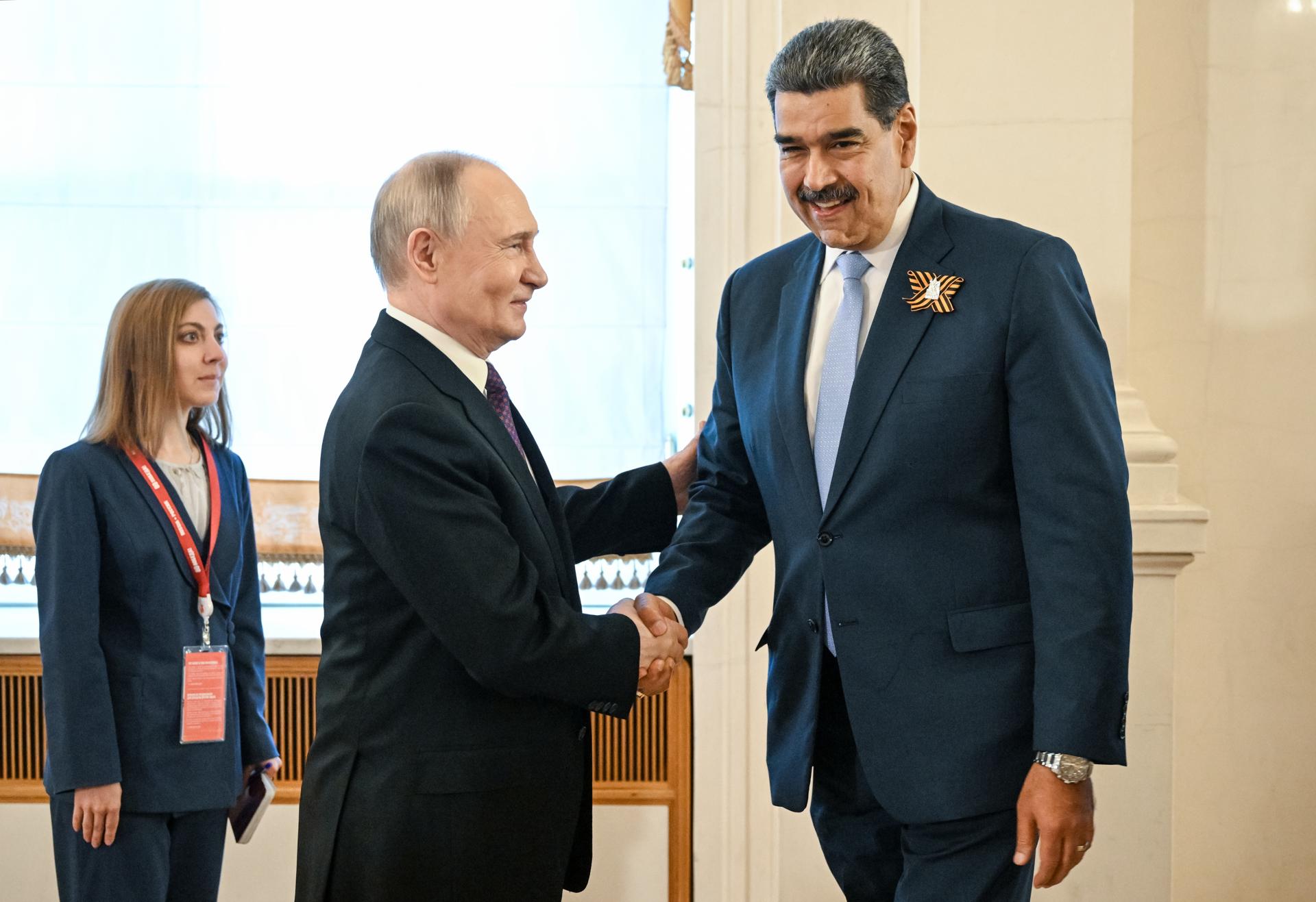 El País: Maduro corre a buscar a sus aliados para tratar de frenar un nuevo derrumbe de la economía