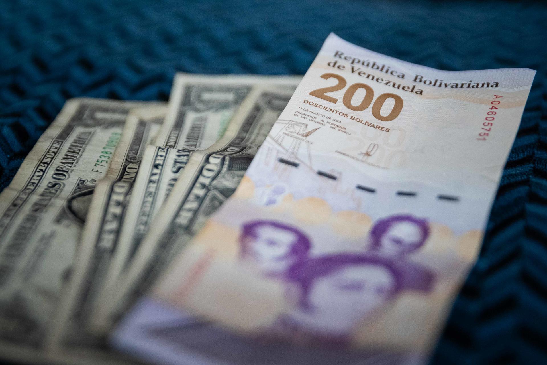 El dólar oficial le pisa los talones al paralelo y el ingreso mínimo vale cada vez menos