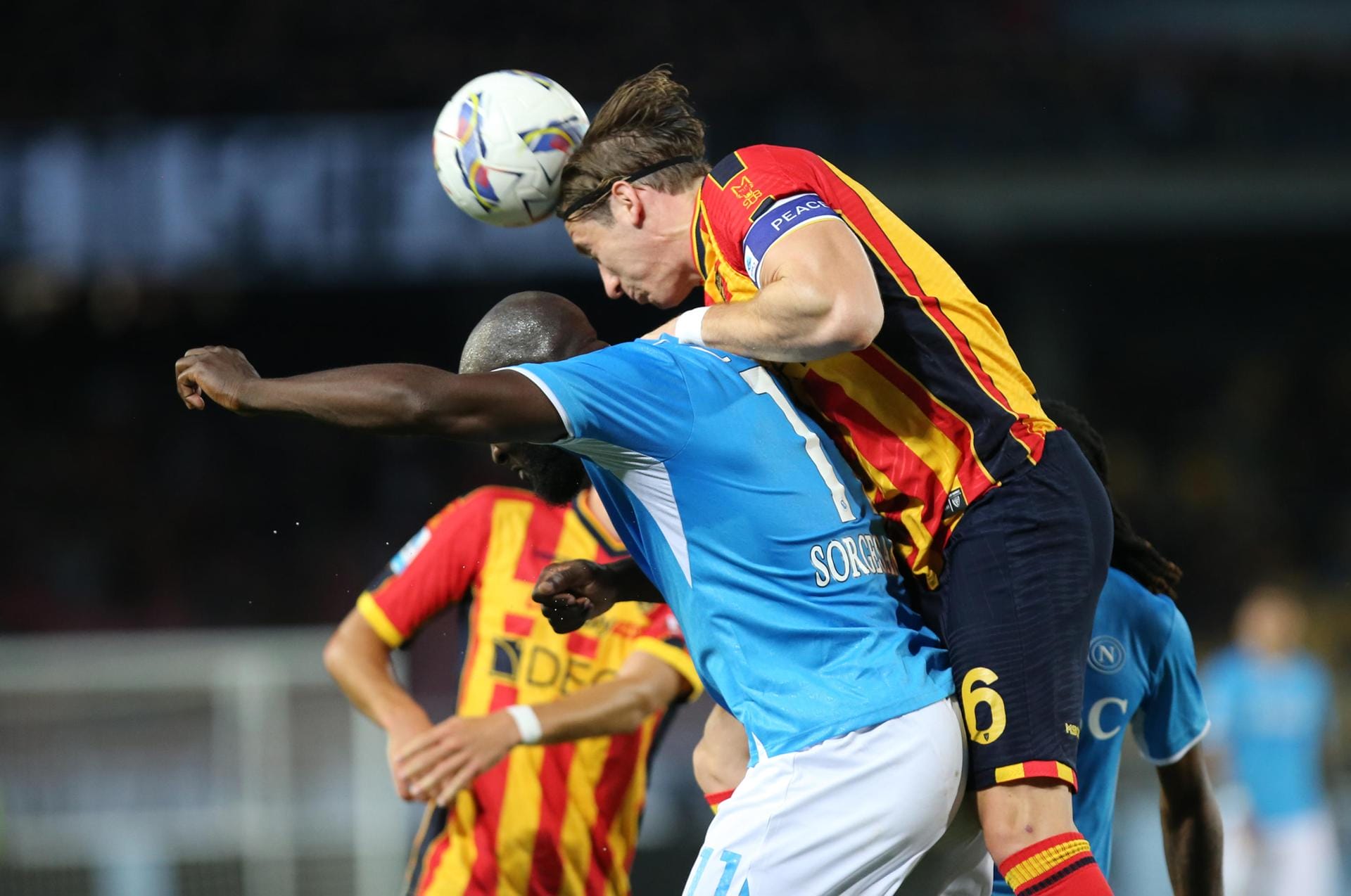 Napoli extendió su racha positiva en Lecce para acercarse al «Scudetto»