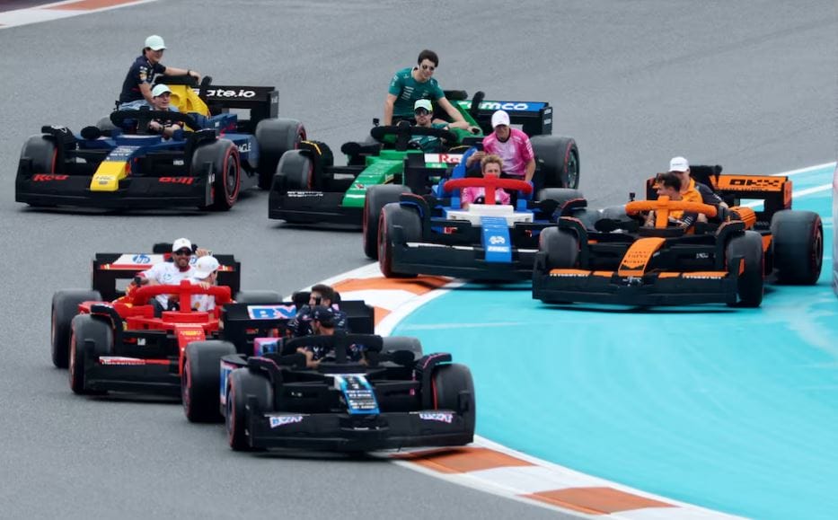 Pilotos desfilaron en Miami en sus autos de F1 hechos con piezas de Lego (VIDEOS)