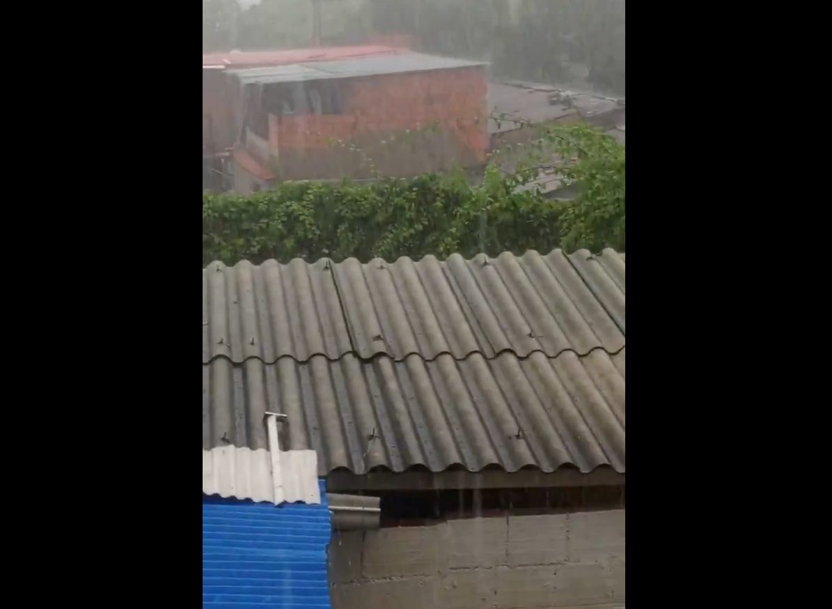 VIDEOS: Reportaron caída de granizo en varias zonas de Caracas tras fuertes lluvias