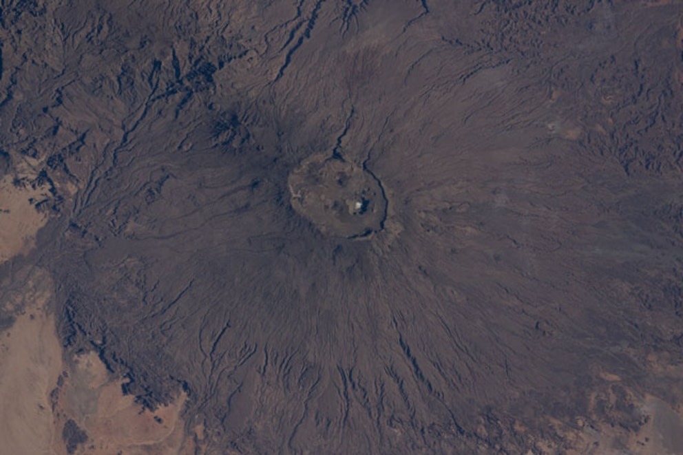 Una impactante imagen de la Nasa reveló un antiguo lago salado en la cima de un volcán extinto