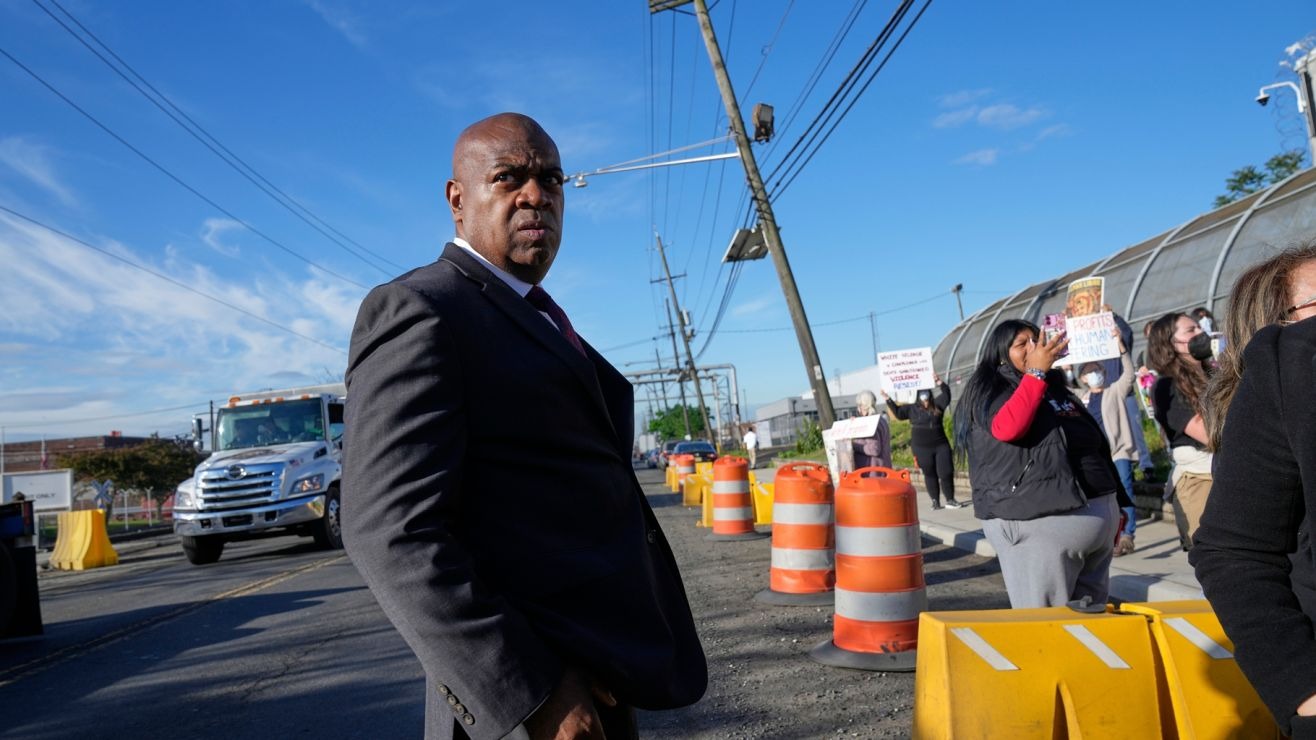 “No hicimos nada malo”: Liberan al alcalde de Nueva Jersey tras visita a centro de detención de inmigrantes