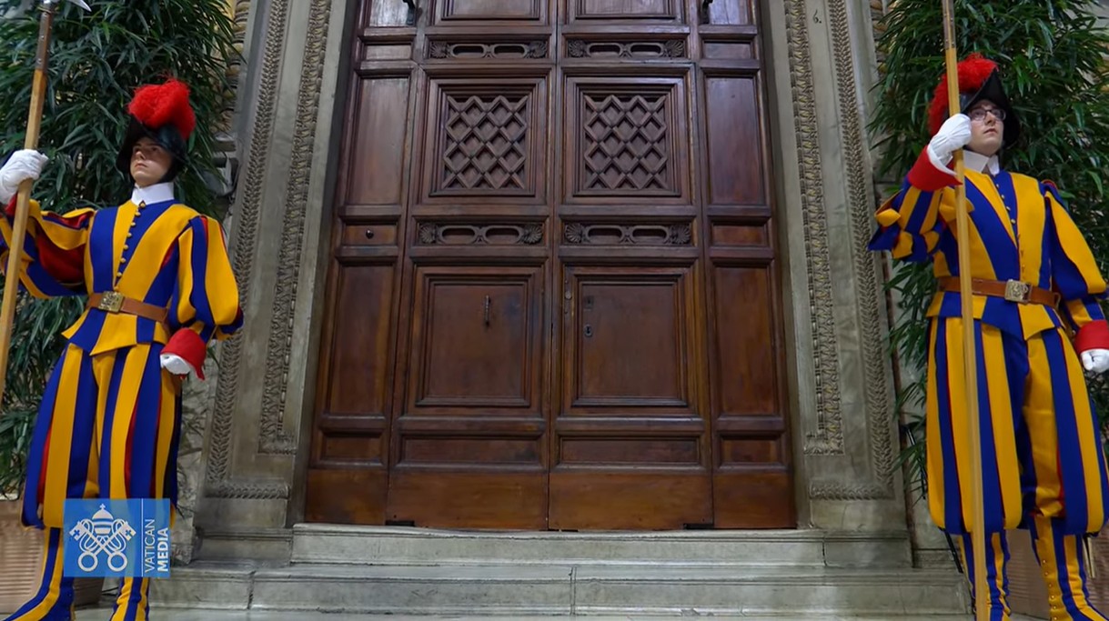 «Extra omnes»: Los cardenales se encierran en la Capilla Sixtina para elegir un Papa