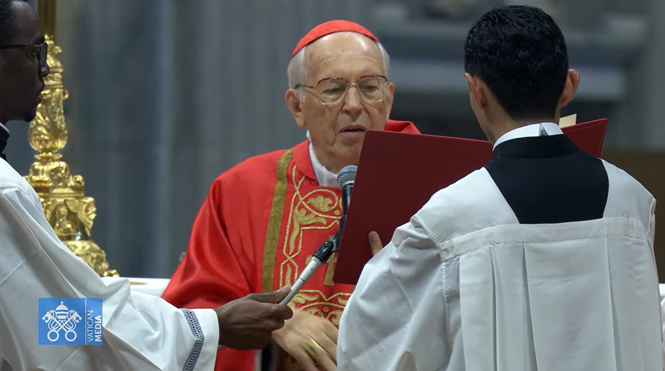 Cardenales celebran la misa previa al cónclave en San Pedro antes de elegir al sucesor del papa Francisco