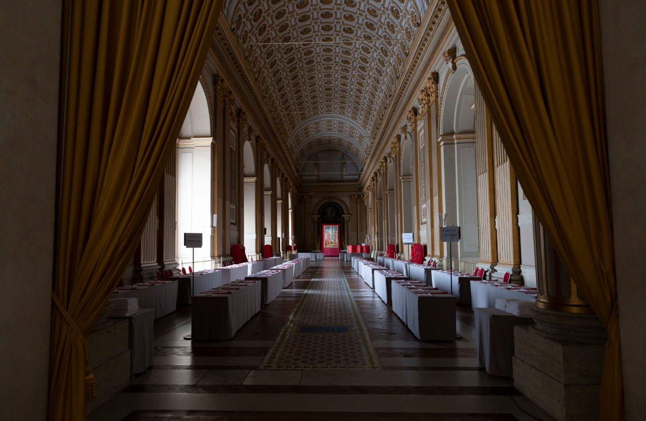 Dos espacios sagrados y un umbral de emoción en la elección Papal: La Capilla Sixtina y la «Sala de las Lágrimas»