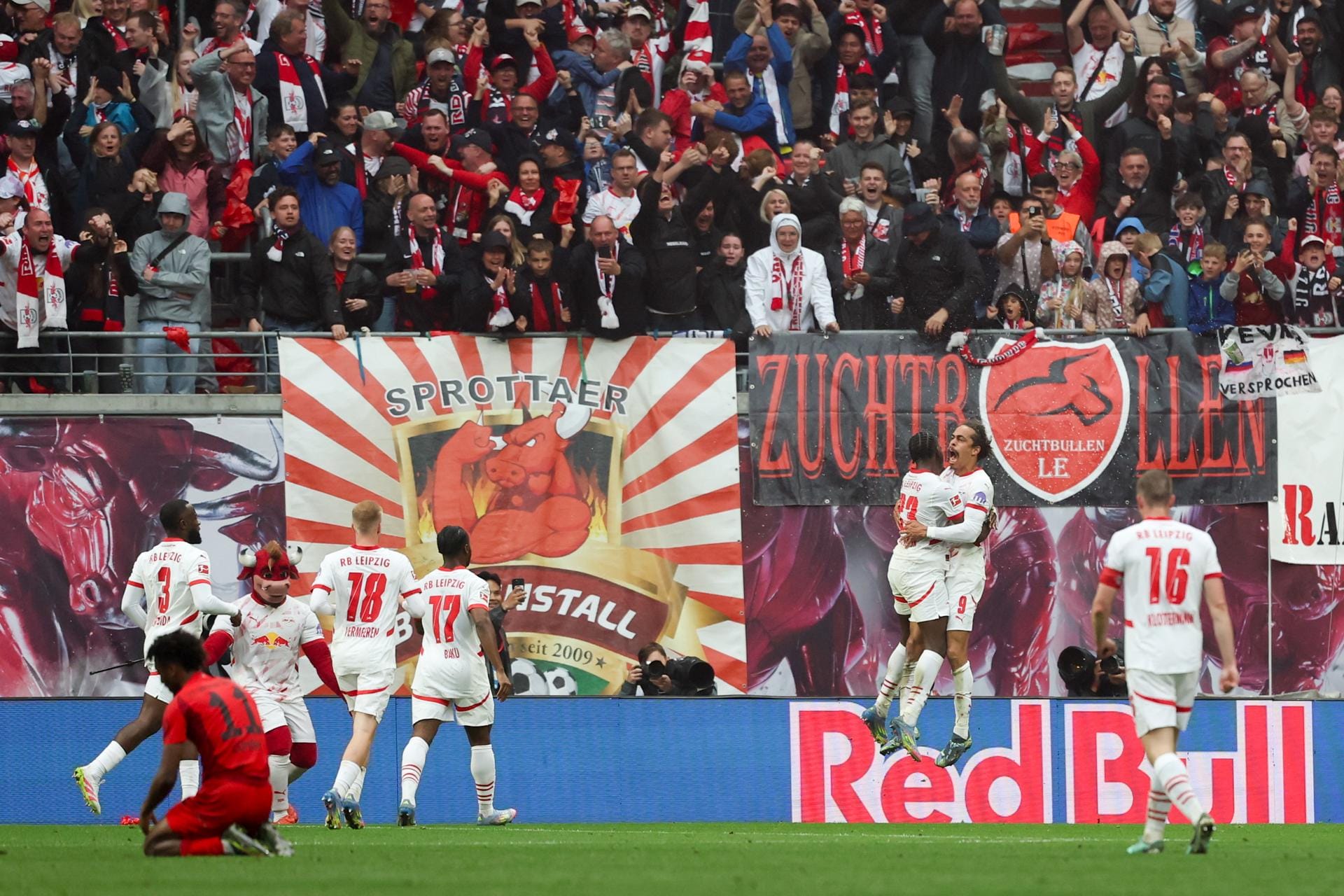 Leipzig aplazó la fiesta de campeón del Bayern Múnich y de Harry Kane en el descuento