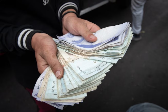 Más del 80% de los pagos en Venezuela se hace en bolívares, según Asdrúbal Oliveros