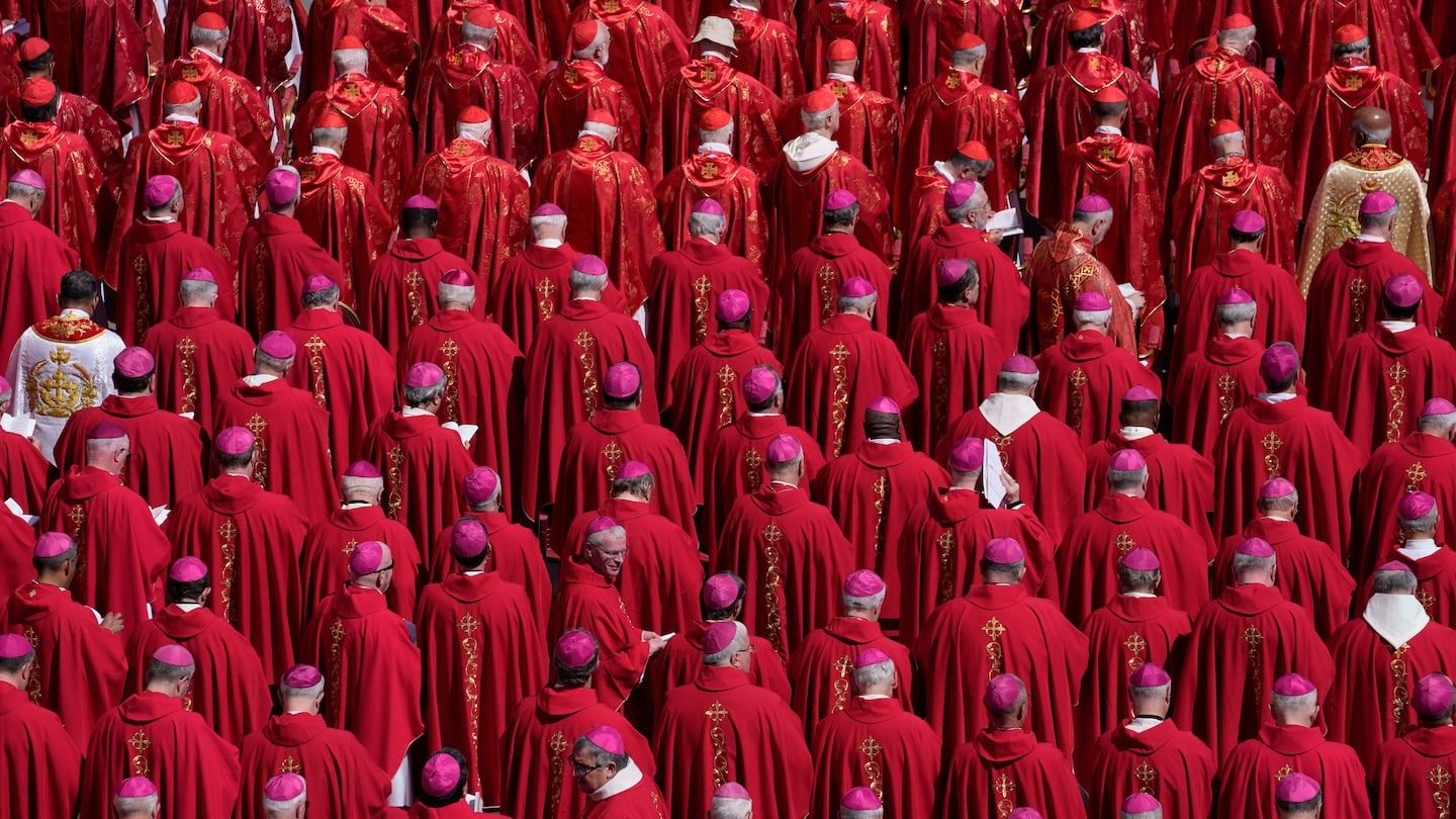 Cuánto cobran los cardenales del Vaticano que elegirán al próximo Papa tras la muerte de Francisco