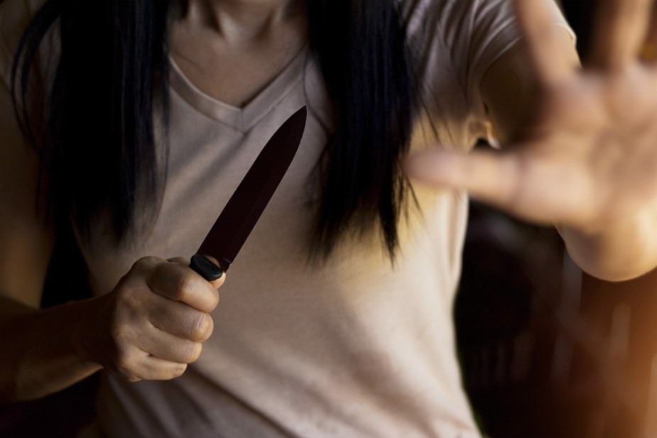 Infidelidad sangrienta: Una mujer encontró a su novio con la ex y lo atacó a puñaladas