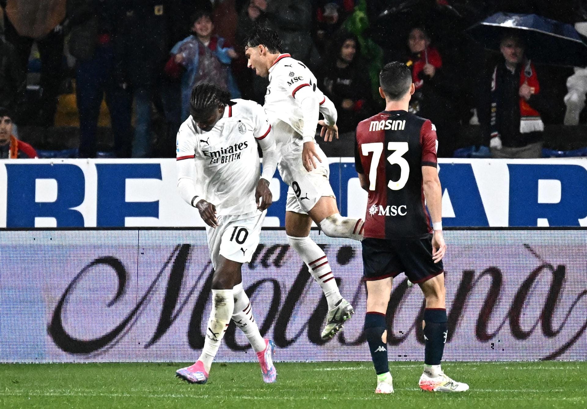 Milan se salvó de un naufragio en Genoa para seguir en la pelea por los puestos europeos