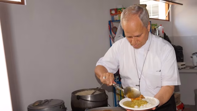 La simbólica historia detrás de la FOTO viral del papa León XIV sirviendo comida peruana