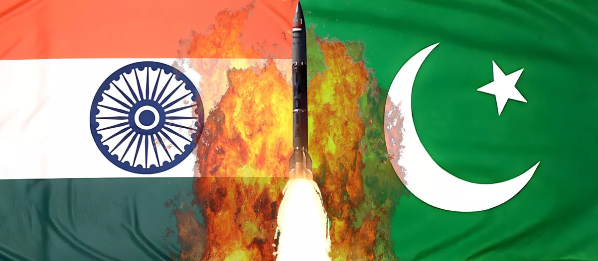 India acusó a Pakistán de violar el acuerdo de alto el fuego y activó sus defensas aéreas