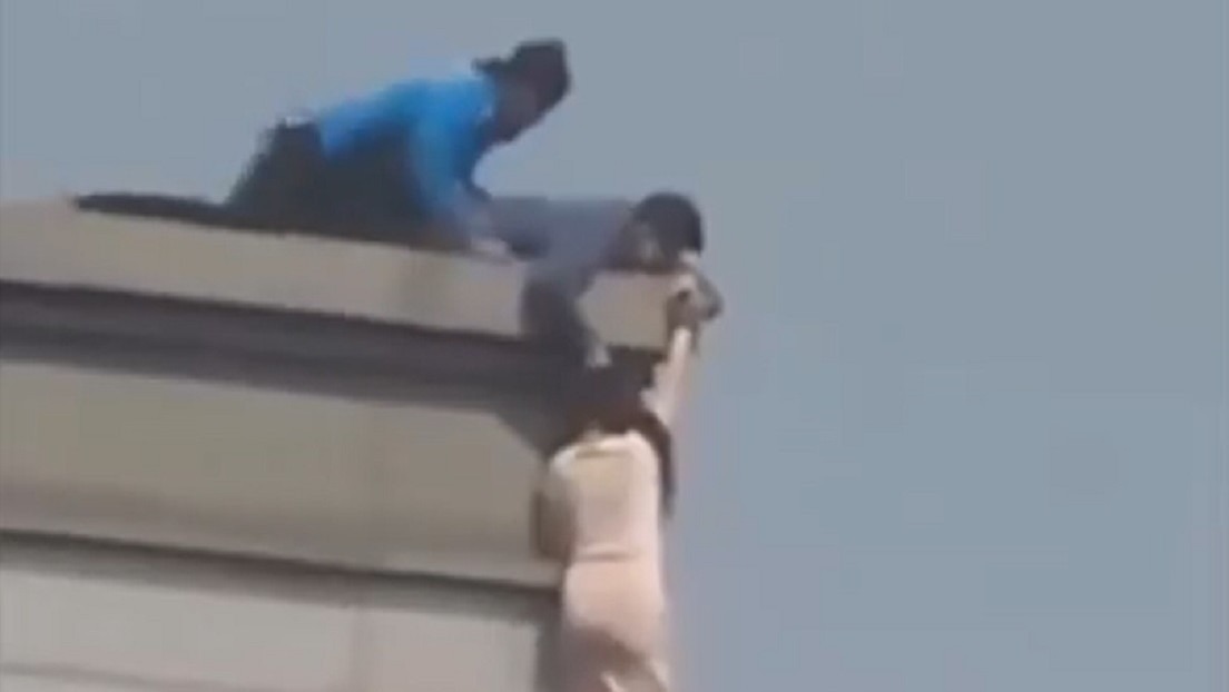 VIRAL: Hombre salvó a una mujer que colgaba de un piso 19 al agarrarla del cabello (VIDEO)