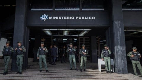 Hombre que tomó como rehén a doctora de un hospital en Maracay alegó desesperación y pidió perdón