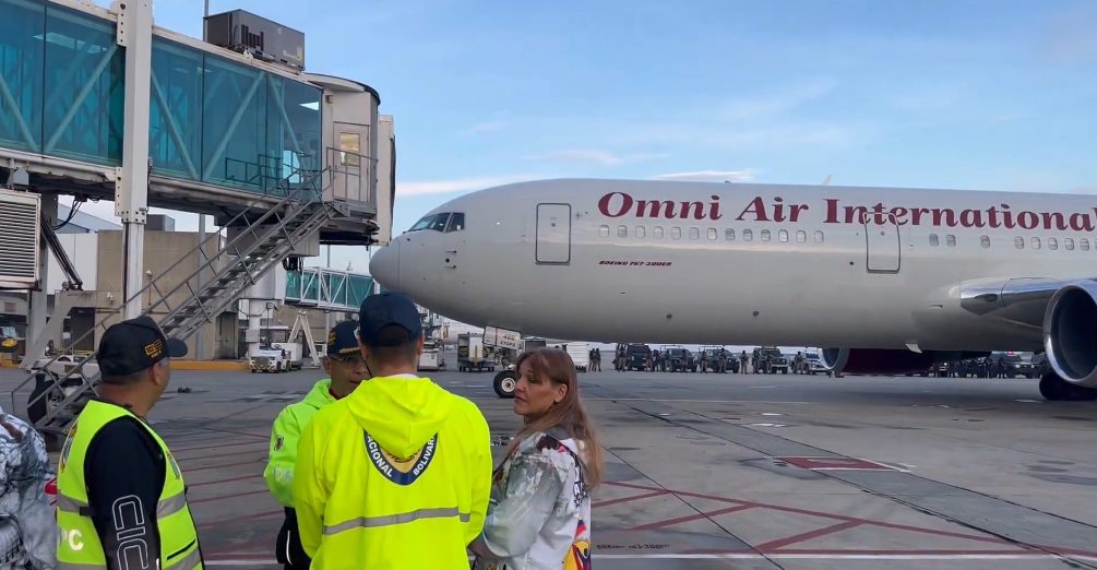 Nuevo avión con bandera estadounidense llegó a Maiquetía con 168 migrantes deportados este #9may