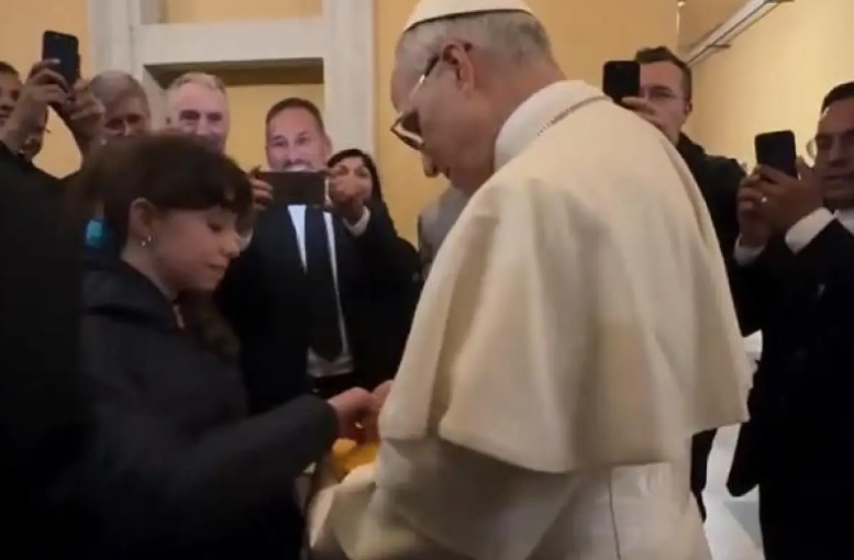 Así fue el bonito gesto del nuevo papa León XIV: firma por primera vez como pontífice la Biblia de una niña (VIDEO)
